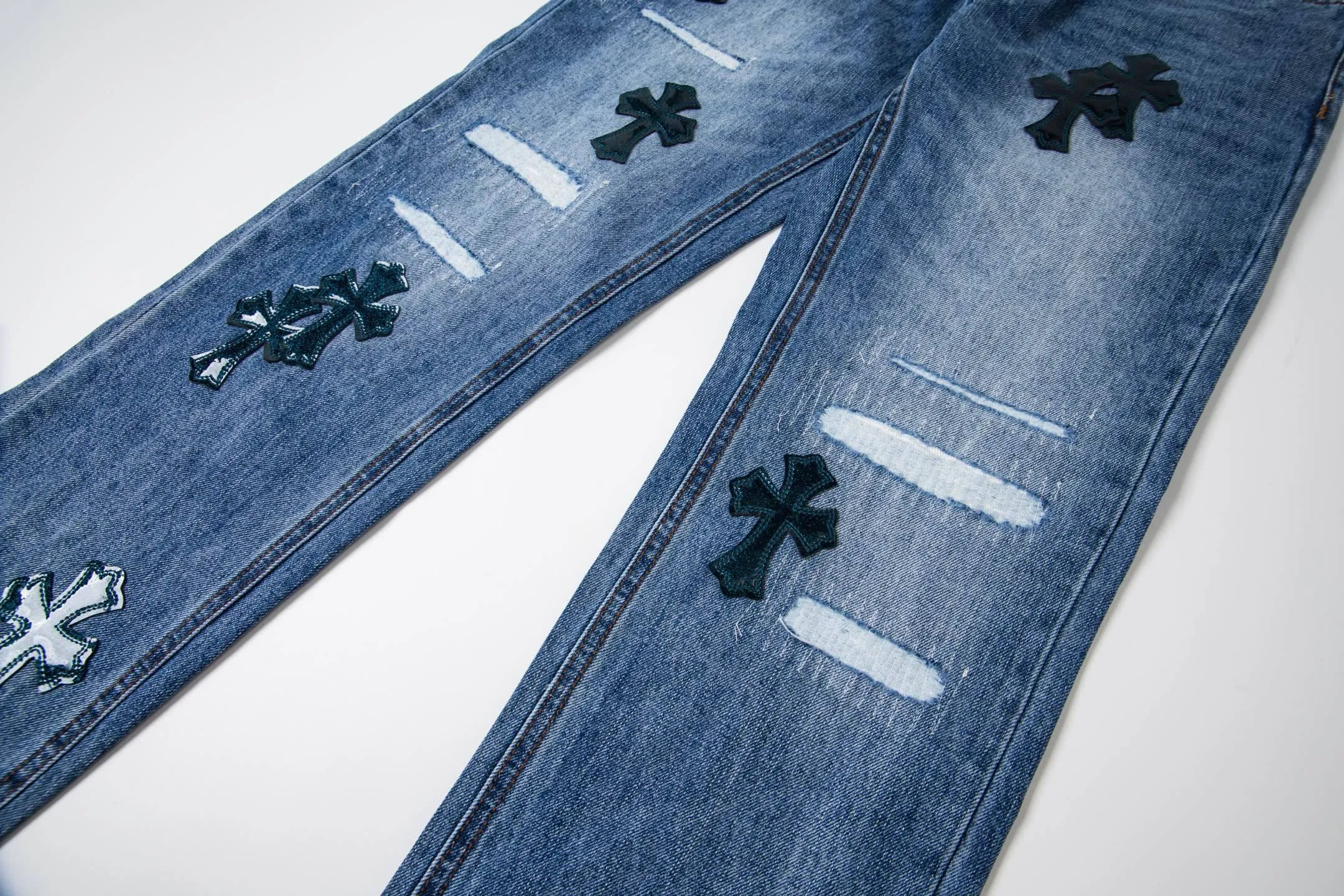 P280 High version (evergreen version) Chrome Hearts/Chrome Hearts 25FW CH Blue Pants Starry Sky Hole Laminated Leather Cross Bamboo Jeans. It adopts starry sky theme leather elements, mostly in the shape of a cross, with glitter on the leather surface. Unique design with simple and elegant details, exquisite workmanship, neat lines and in-place details on the entire pair of pants! It’s also so cool that both men and women can easily control it. It’s a gender-neutral trendy up version. Style number: 1766# Color: blue Size: 28 30 32 34 36